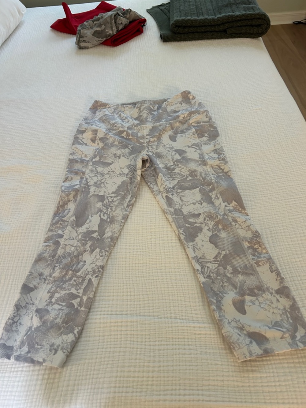 RBX Women's Patterned Cropped Leggings — Light Gray & white